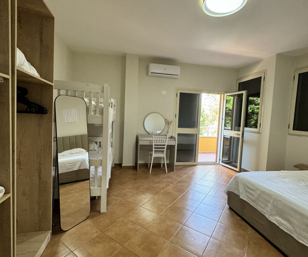 Two bedroom apartment – 4 Min from the Beach!