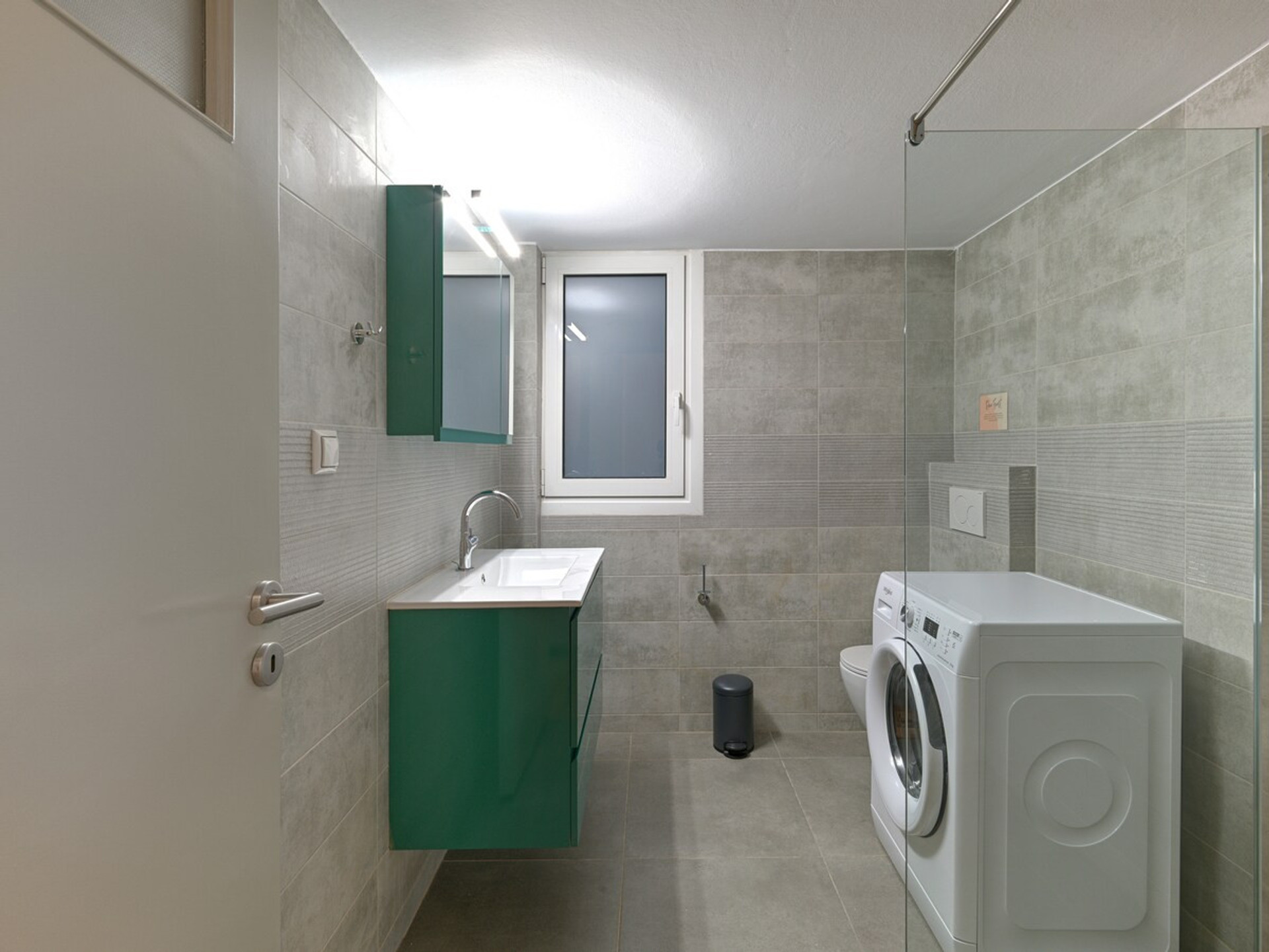 Full bathroom image 1