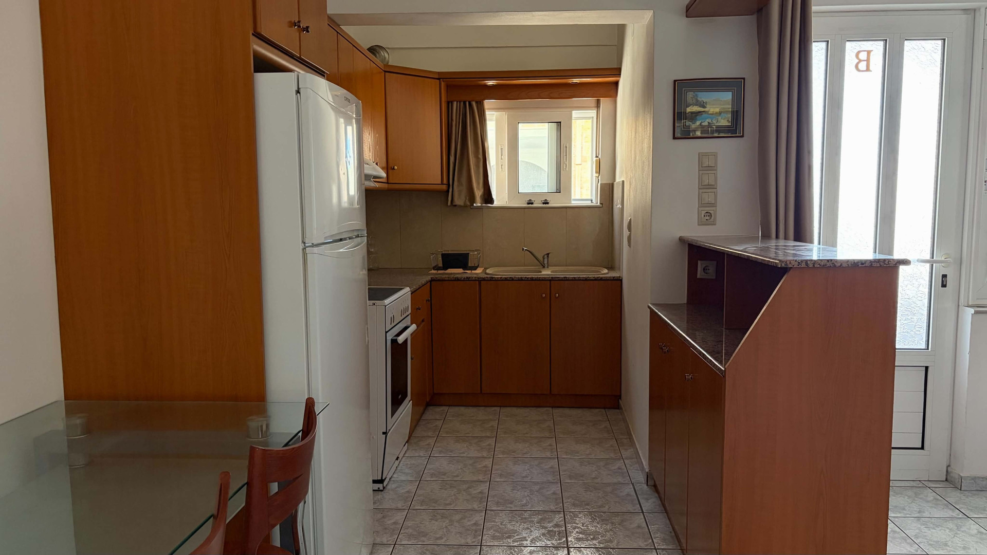 Kitchen with bar counter