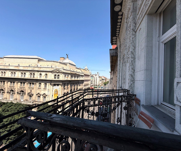 Central 2-Bedroom Apartment with Private Balcony