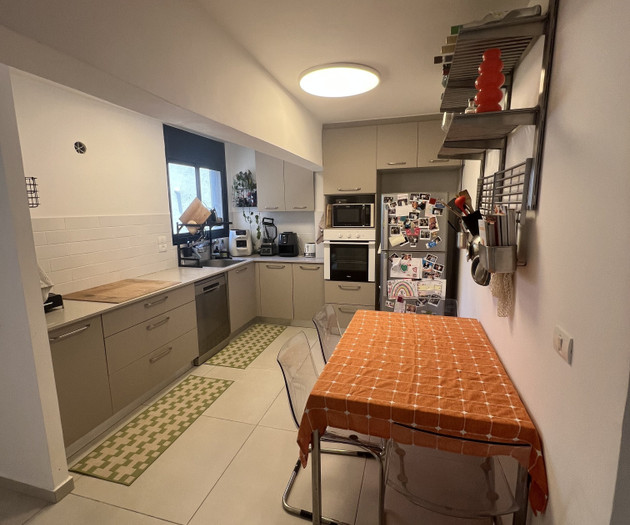 Quiet, large, bright Apartment in Tel Aviv