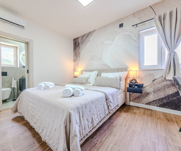 A1 luxury apt near beach w. big terrace & sea view