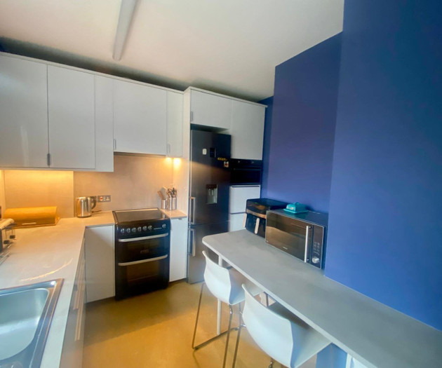 3 bedroom flat with balcony, 500m to rail station