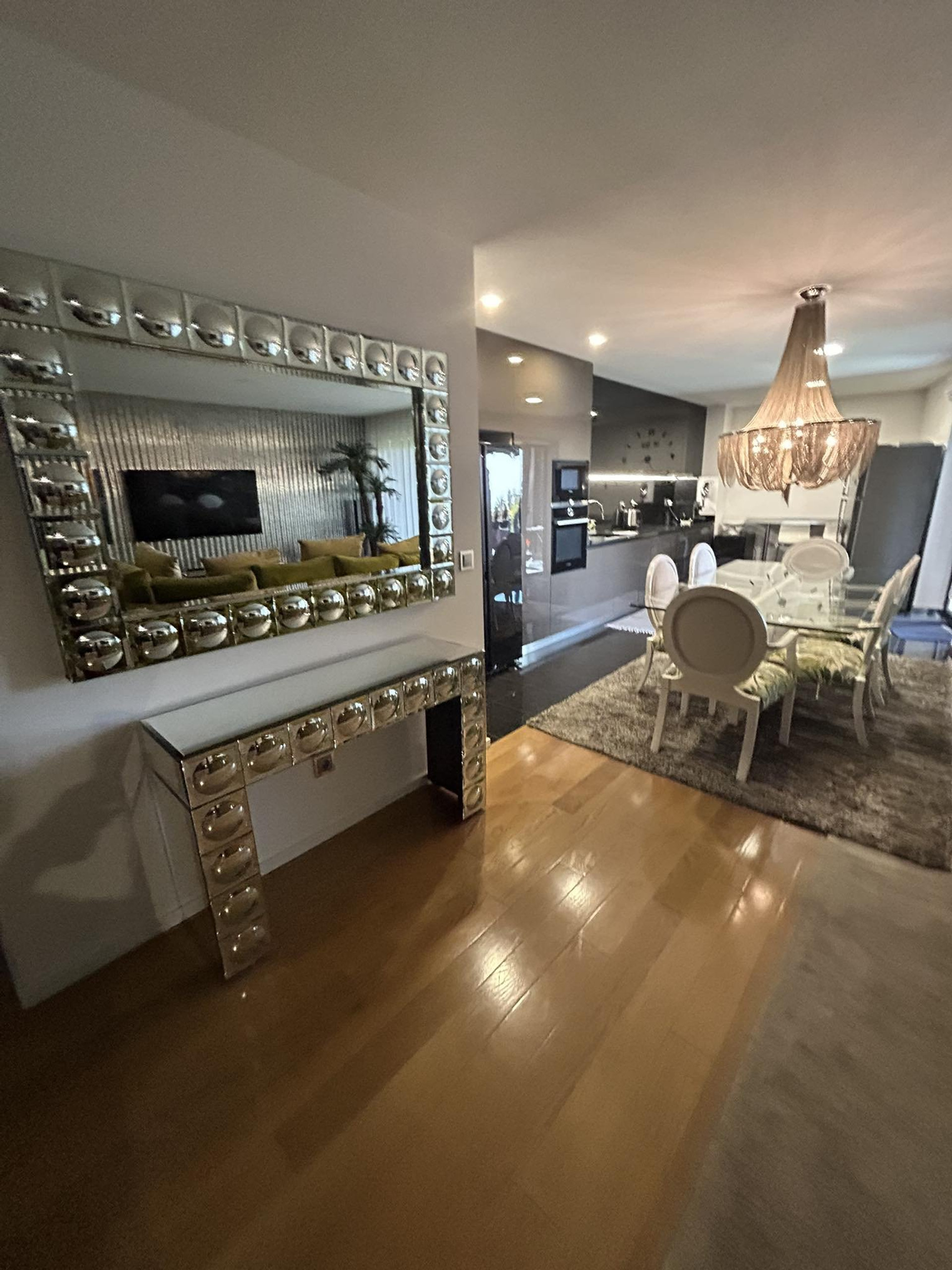 Entry console with mirror