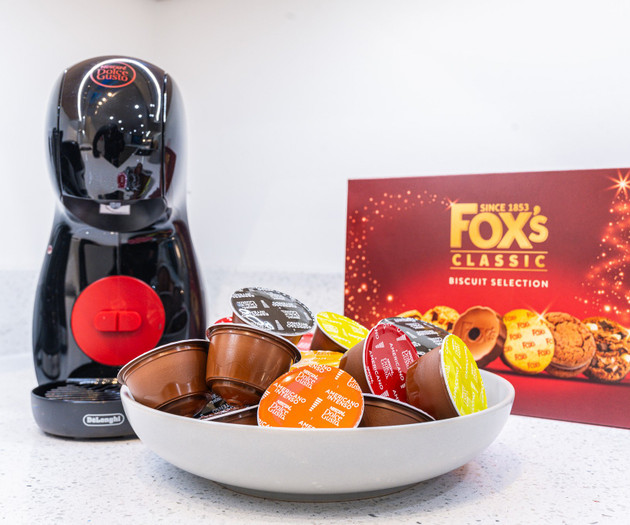 Coffee machine and capsules