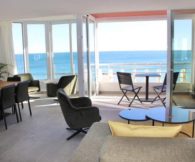 Modern, recently renovated. City and beach!
