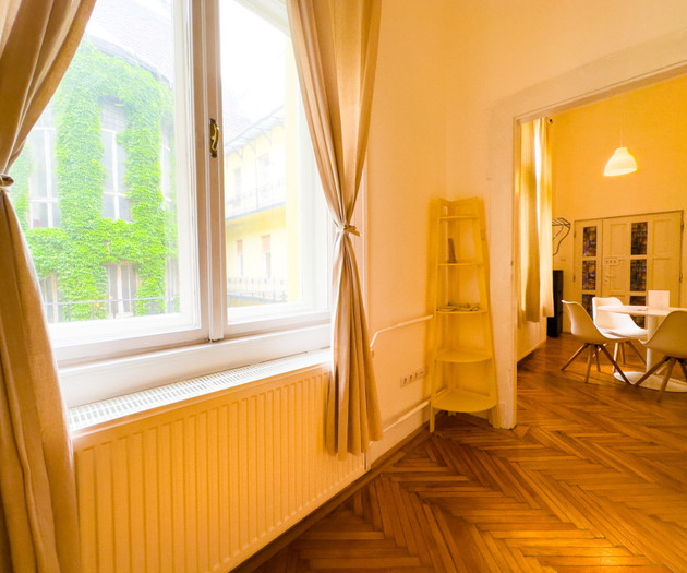 Yellow House - Large central one-bedroom