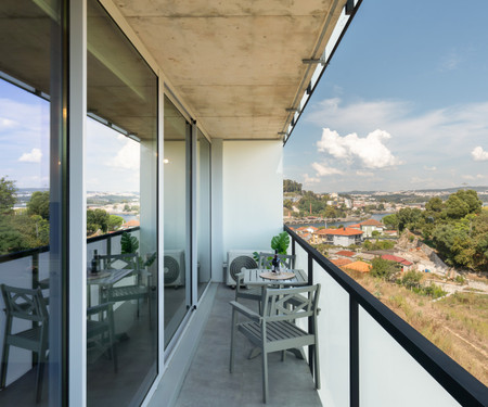 Colourful Luxurious Flat w/ Balcony & Pool