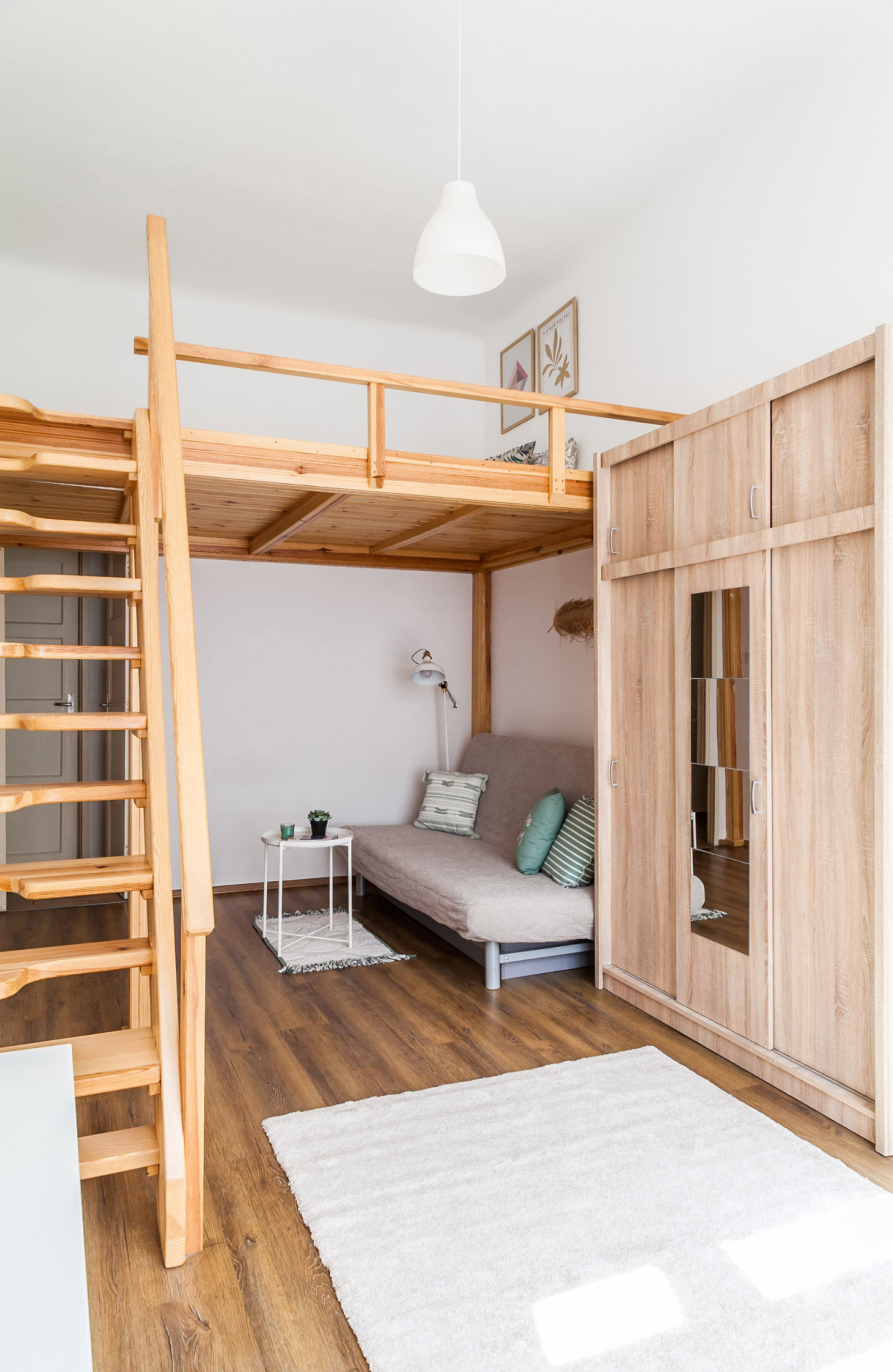 Living area/wardrobe