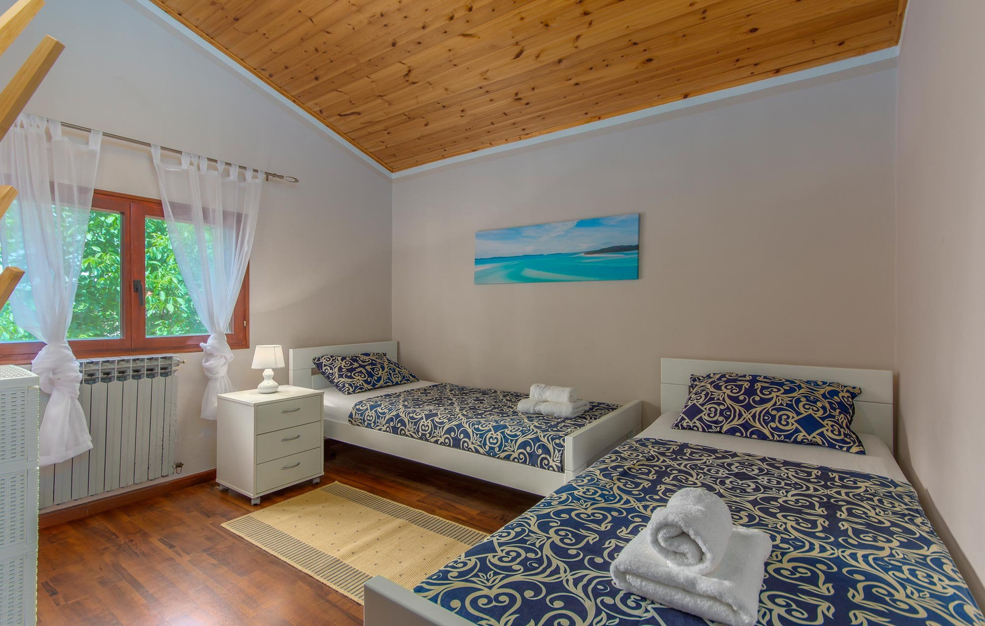 Twin bedroom with blue bedding