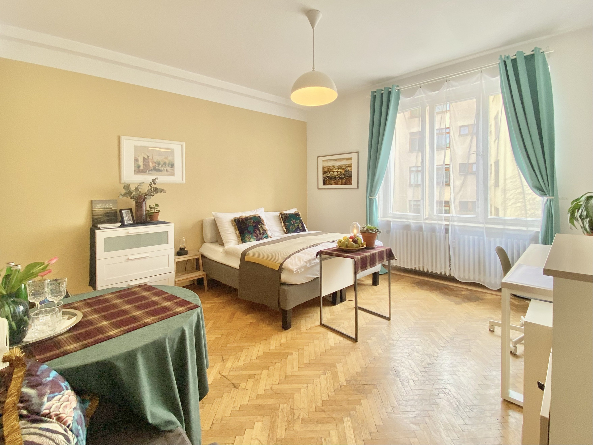Bright room with double bed