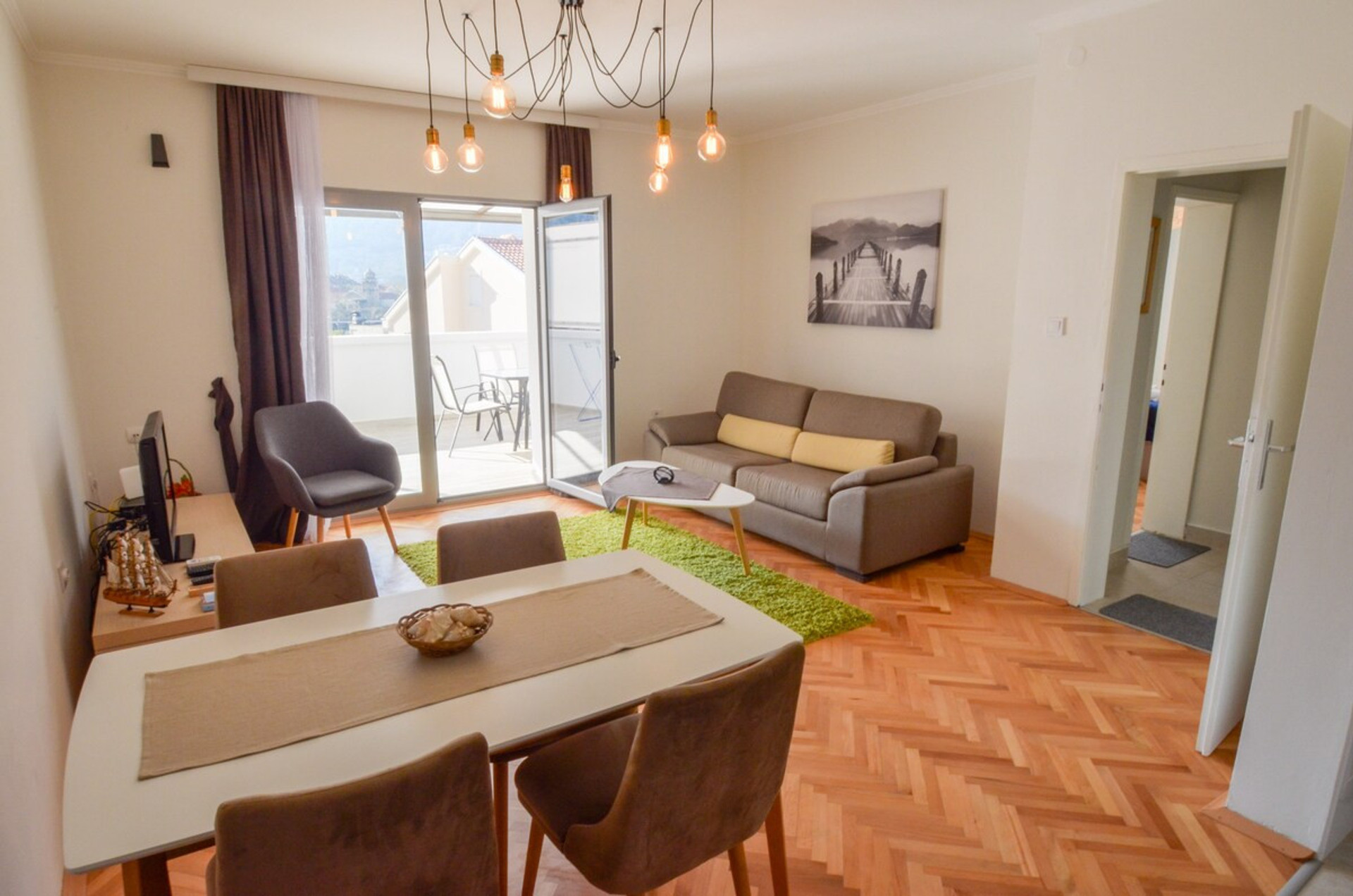Apartment Vista, living room- view to the terrace
