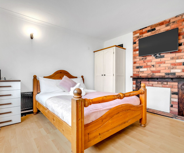 Spacious 4-Bedroom Haven in Orpington Retreat