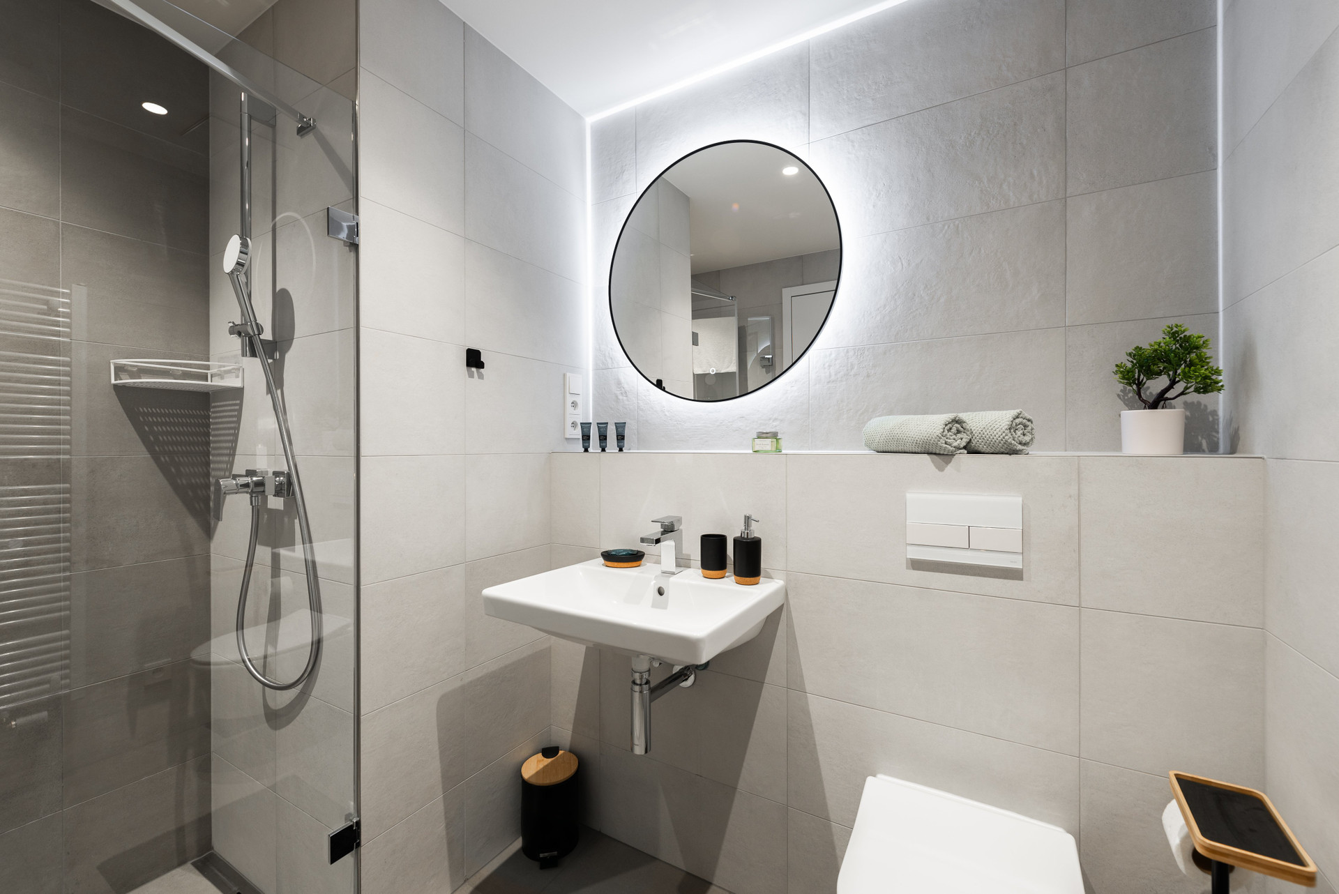 Bathroom with round mirror sink