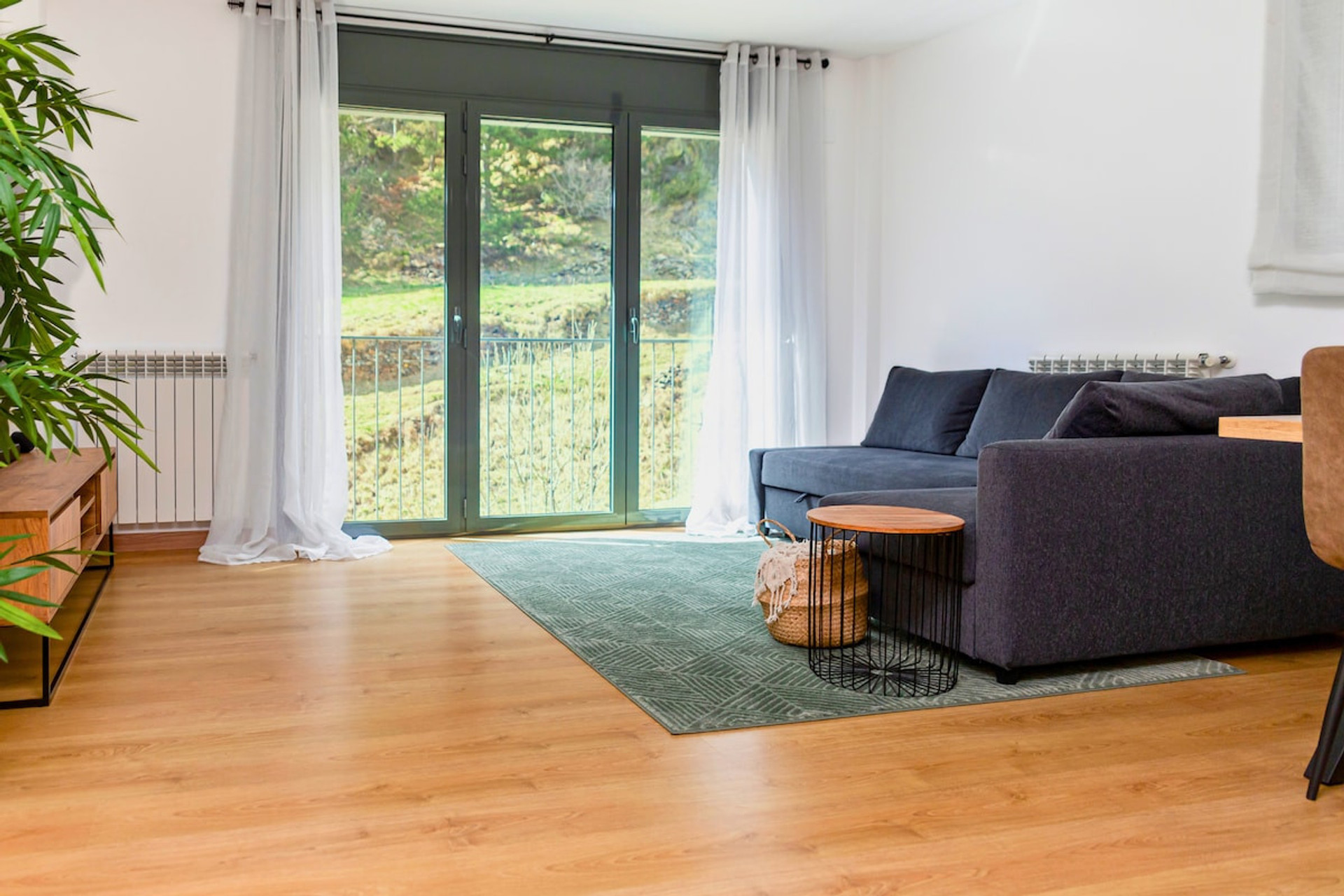 Good experience at Lluís and Vicky's apartment. We found it well-located, clean and bright. Communication was always quick to answer any questions we may have had during the stay. Thank you." - Julien ★★★★★