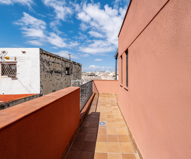 Confy attic with terrace 1 bedroom right in Born