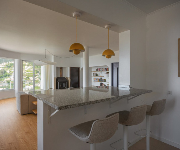 Loft em penthouse com lareira e vista para o oceano