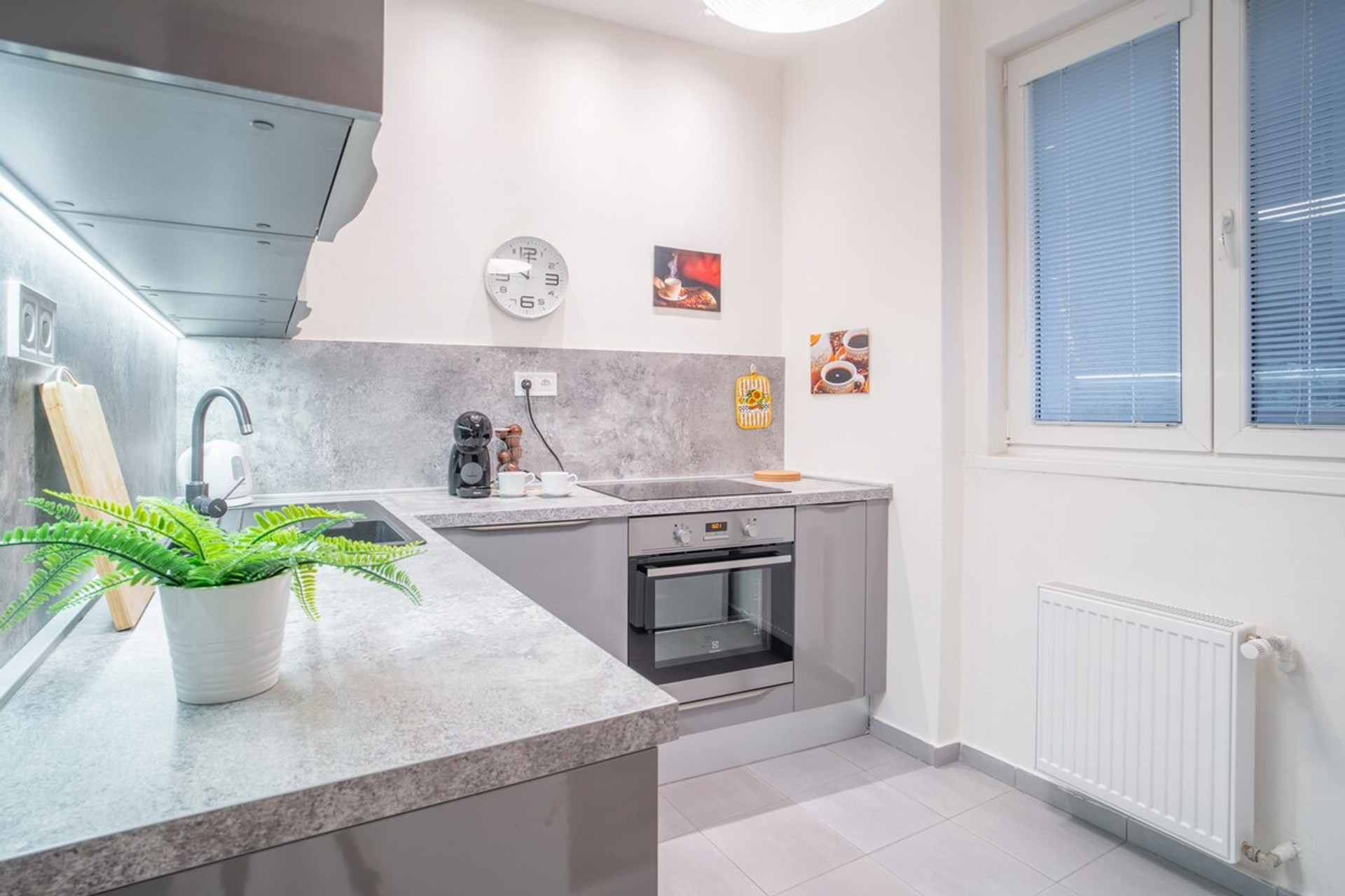 Full kitchen image 1