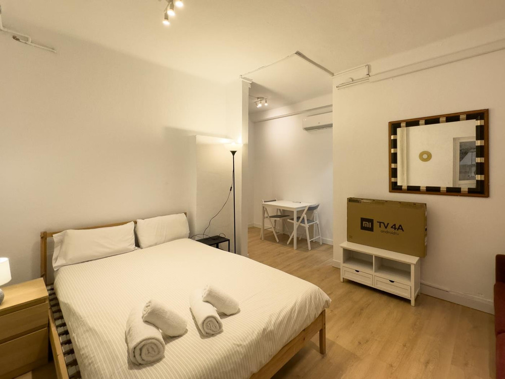 -Studio double bed Barcelona Eixample preview