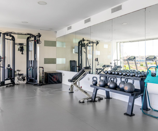 Luxury Beachfront Apt | Heated Pool, Gym & Seaview
