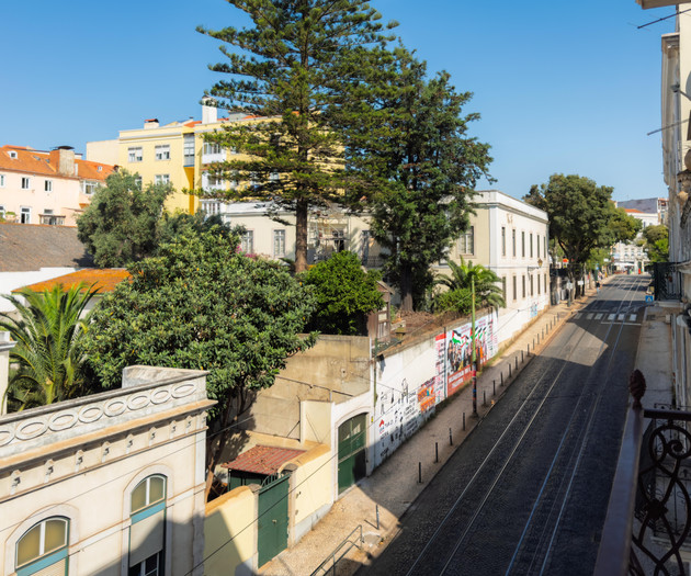 Your Lisbon Oasis: 3-Bed Apartment with Pool & Out