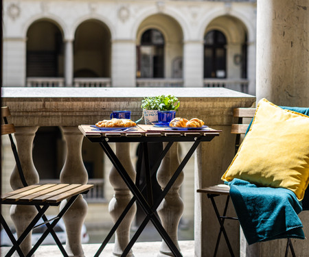 Modern apt next to the Opera with A/C&balcony sett