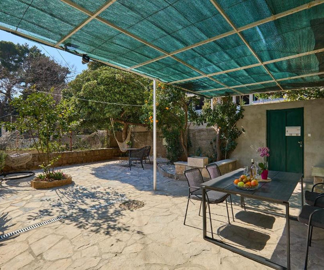 Barbara's Garden Apartment