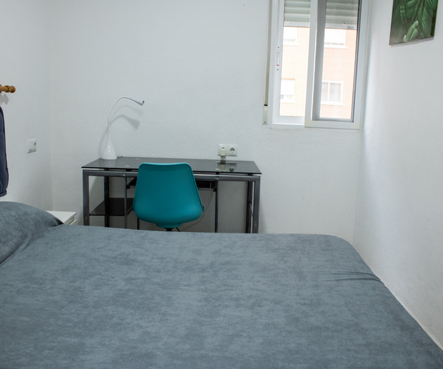 Double bedroom with desk
