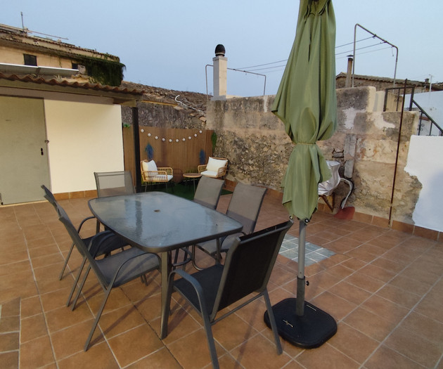 Casa acogedora con amplia terraza y Jacuzzi.