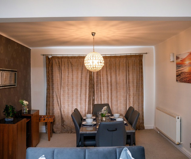 Modern & Spacious 4-Bedroom Residence in Crumpsall