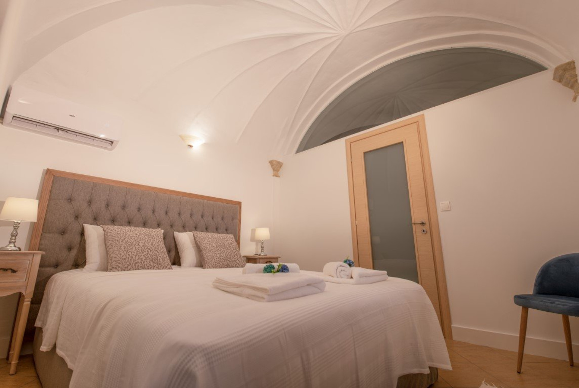 Double bedroom with arched ceiling
