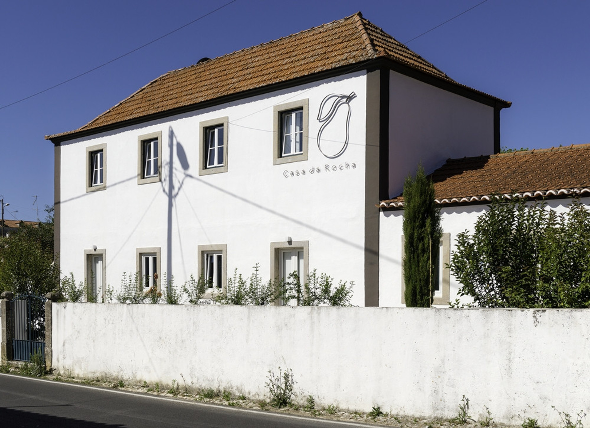Front of the entire house, wich is divided in 3 apt