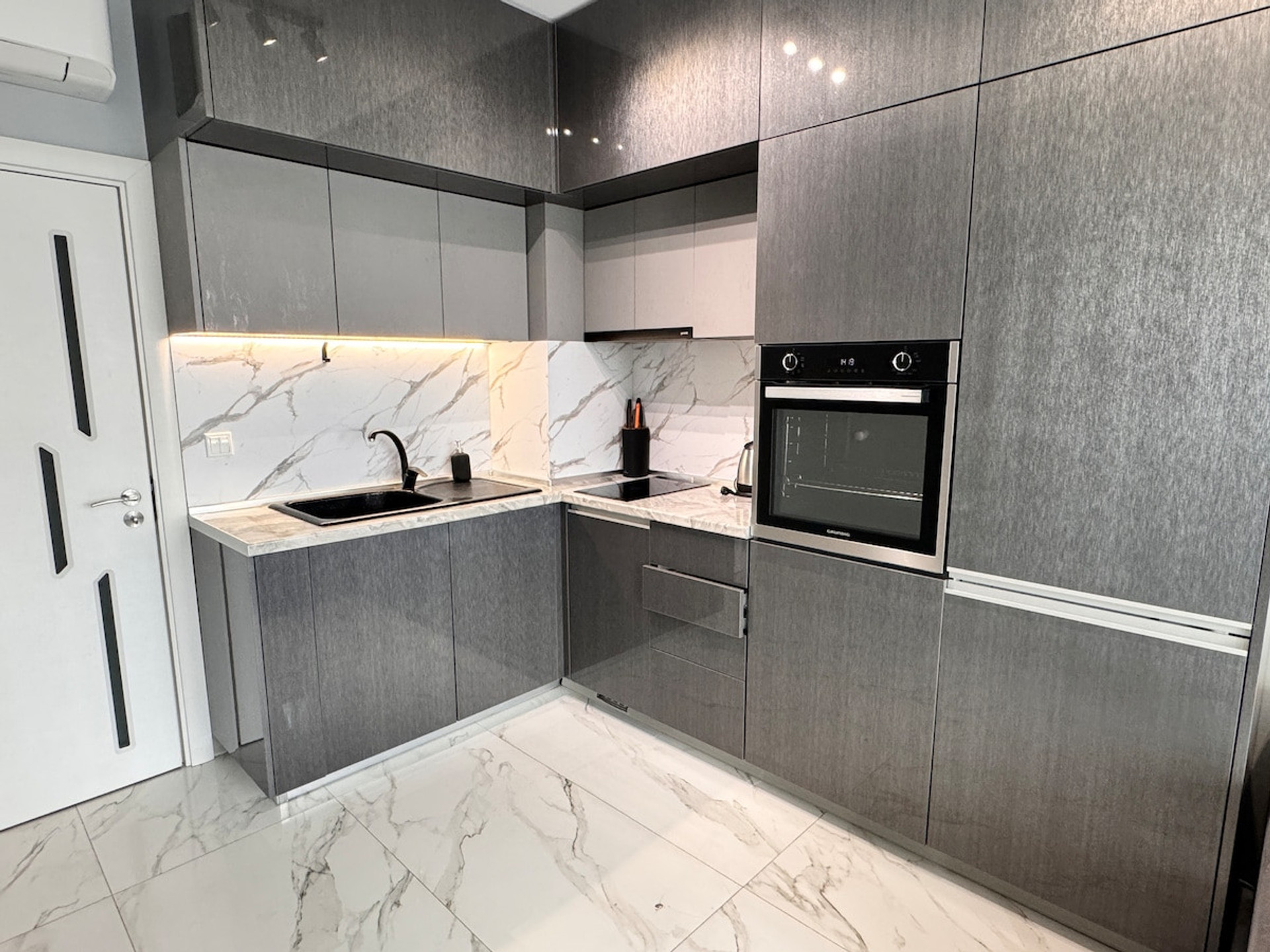 Full kitchen image 1