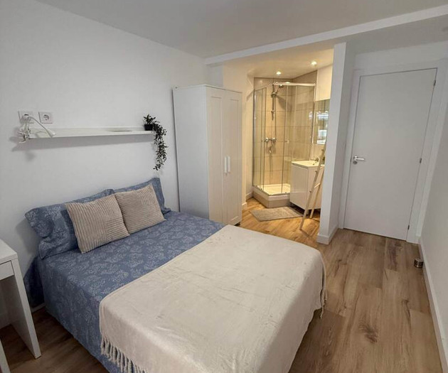 Double bedroom with private bathroom
