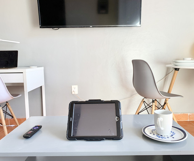Flat 1/3_ 500mbps Wifi, Desk with office chair