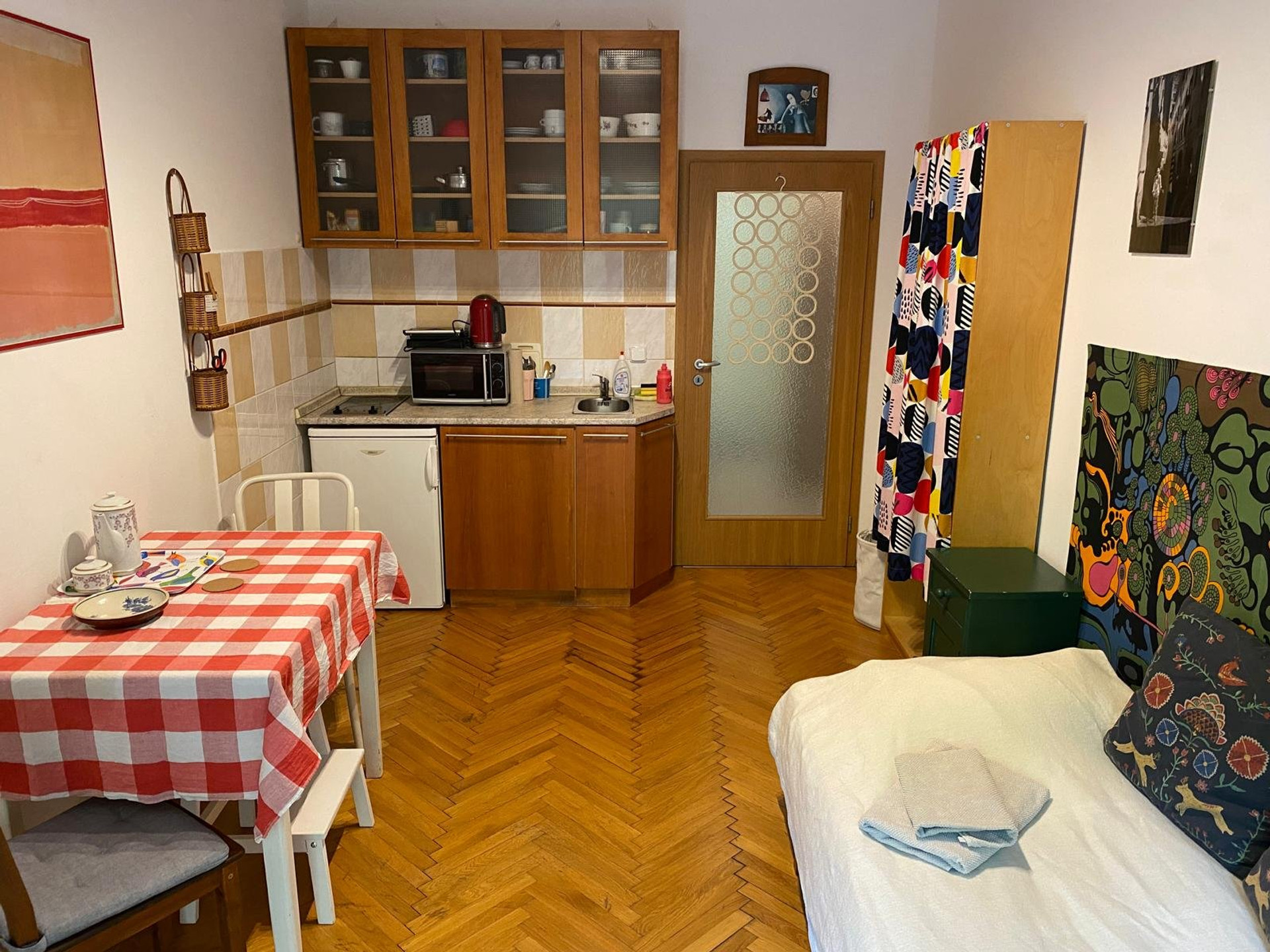 Kitchenette and dining nook combo