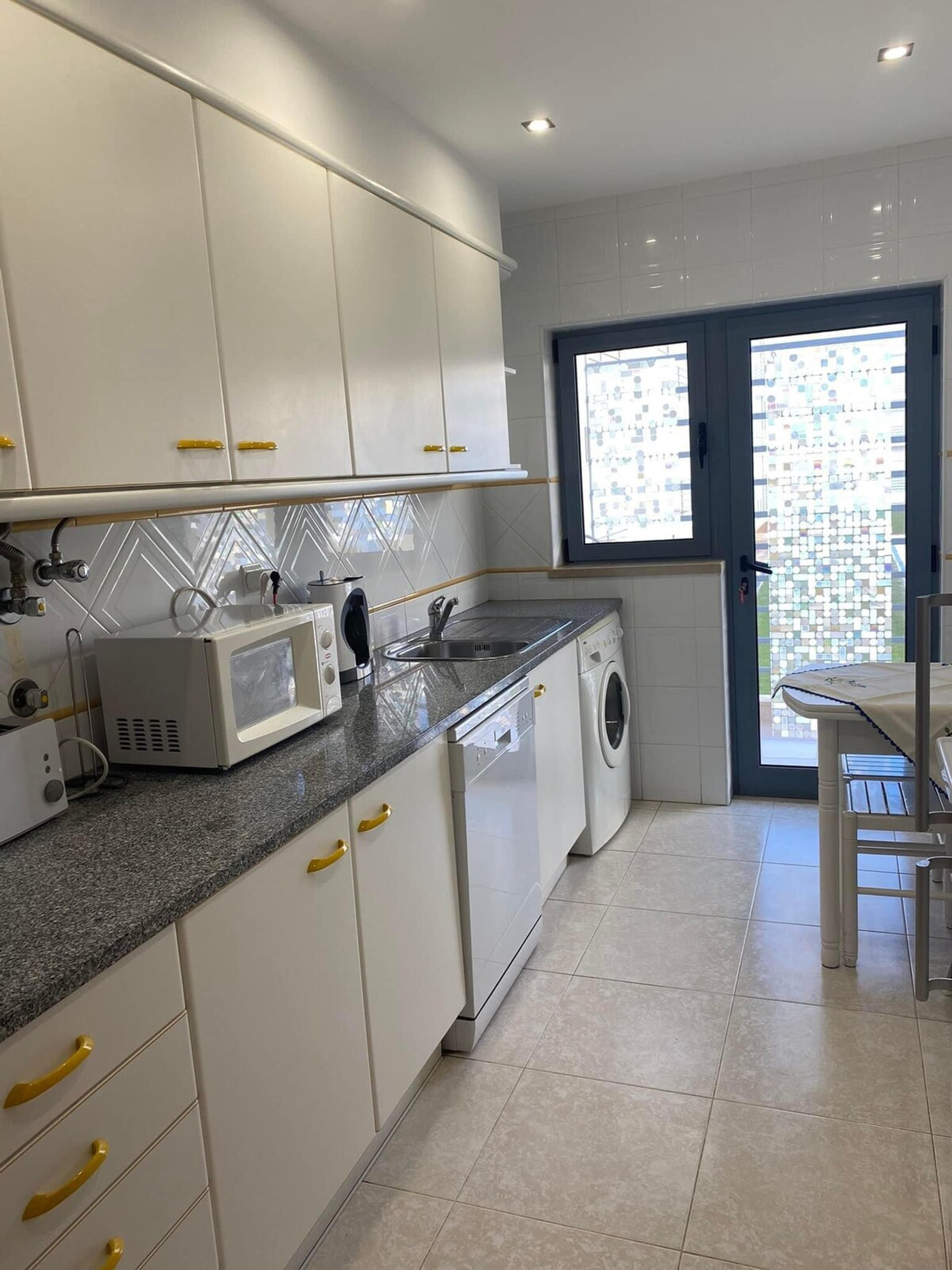 Full kitchen