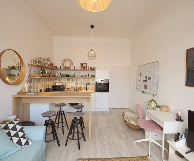 Sunny top-floor home with terrace & great location