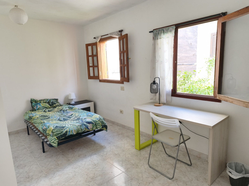 large room in quiet neighborhood with garden views preview