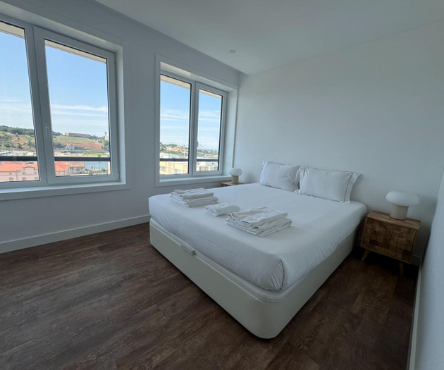 Top Floor T1 Apartment w. stunning River/Univ view