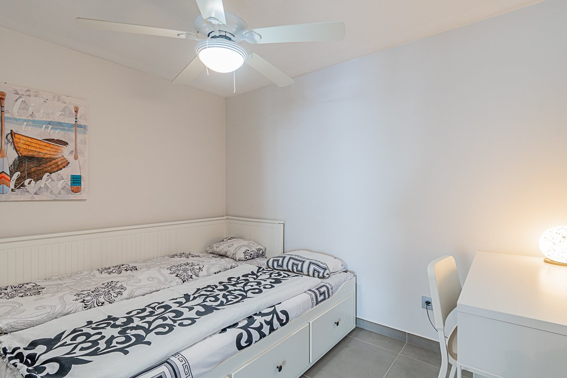 Twin bedroom with ceiling fan