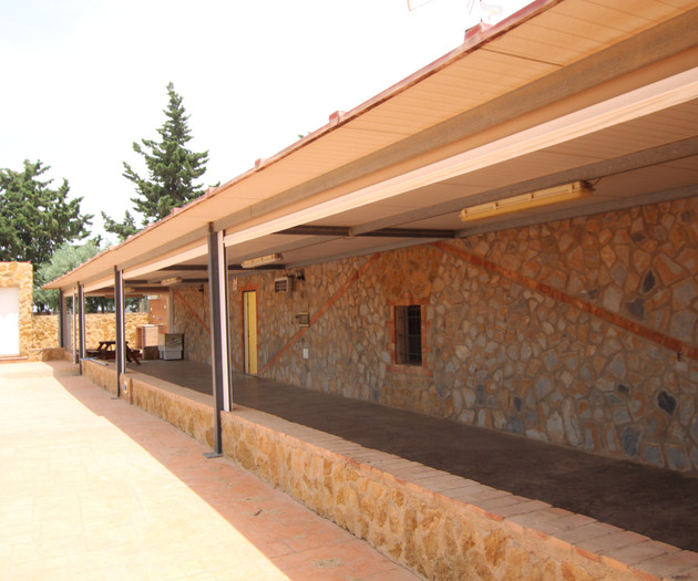 Covered outdoor terrace walkway