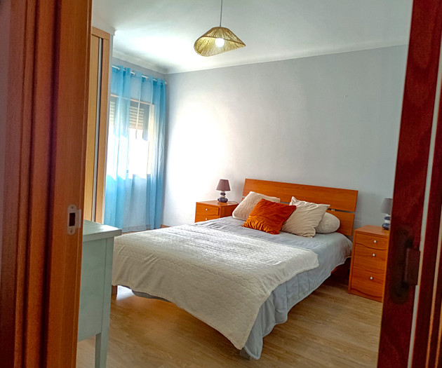 Bedroom in a 3-bedroom flat 10 Min to the Beach