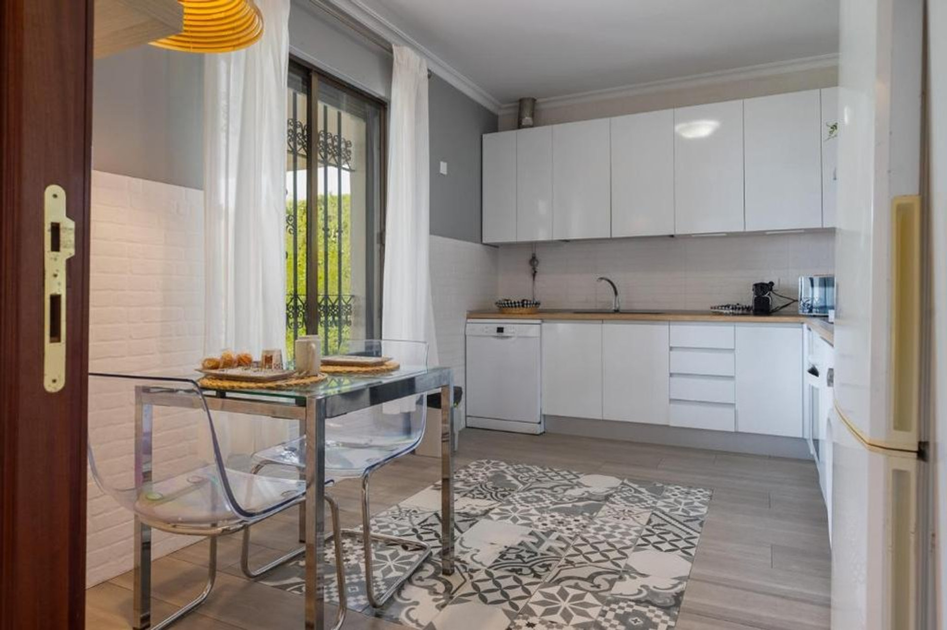 Kitchen with dining table