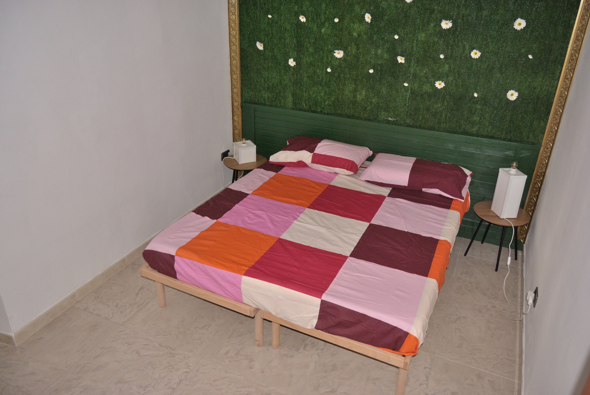 Double bedroom with daisy wall