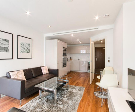 Aldgate Deluxe Apartment