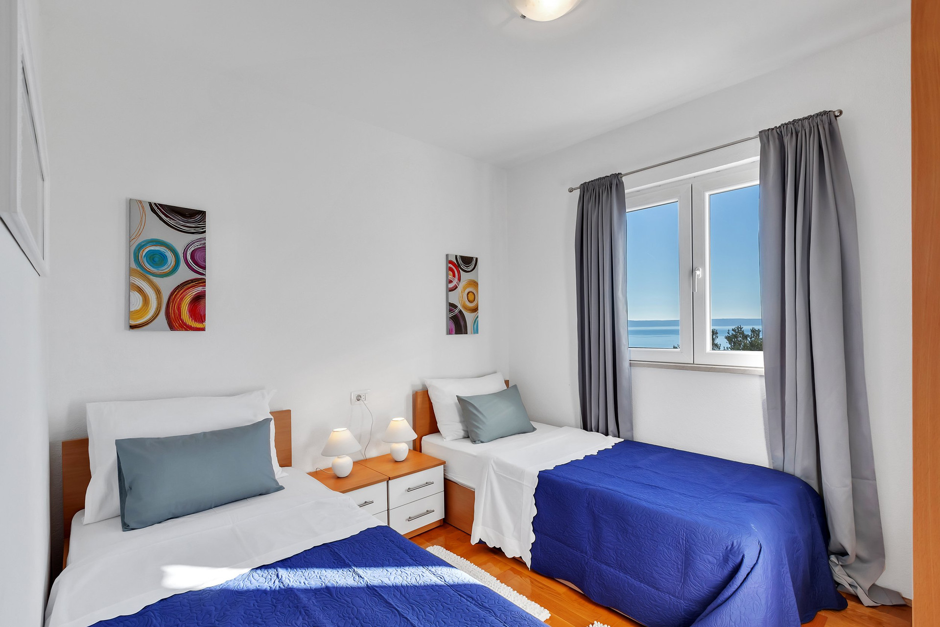 Twin bedroom with sea view