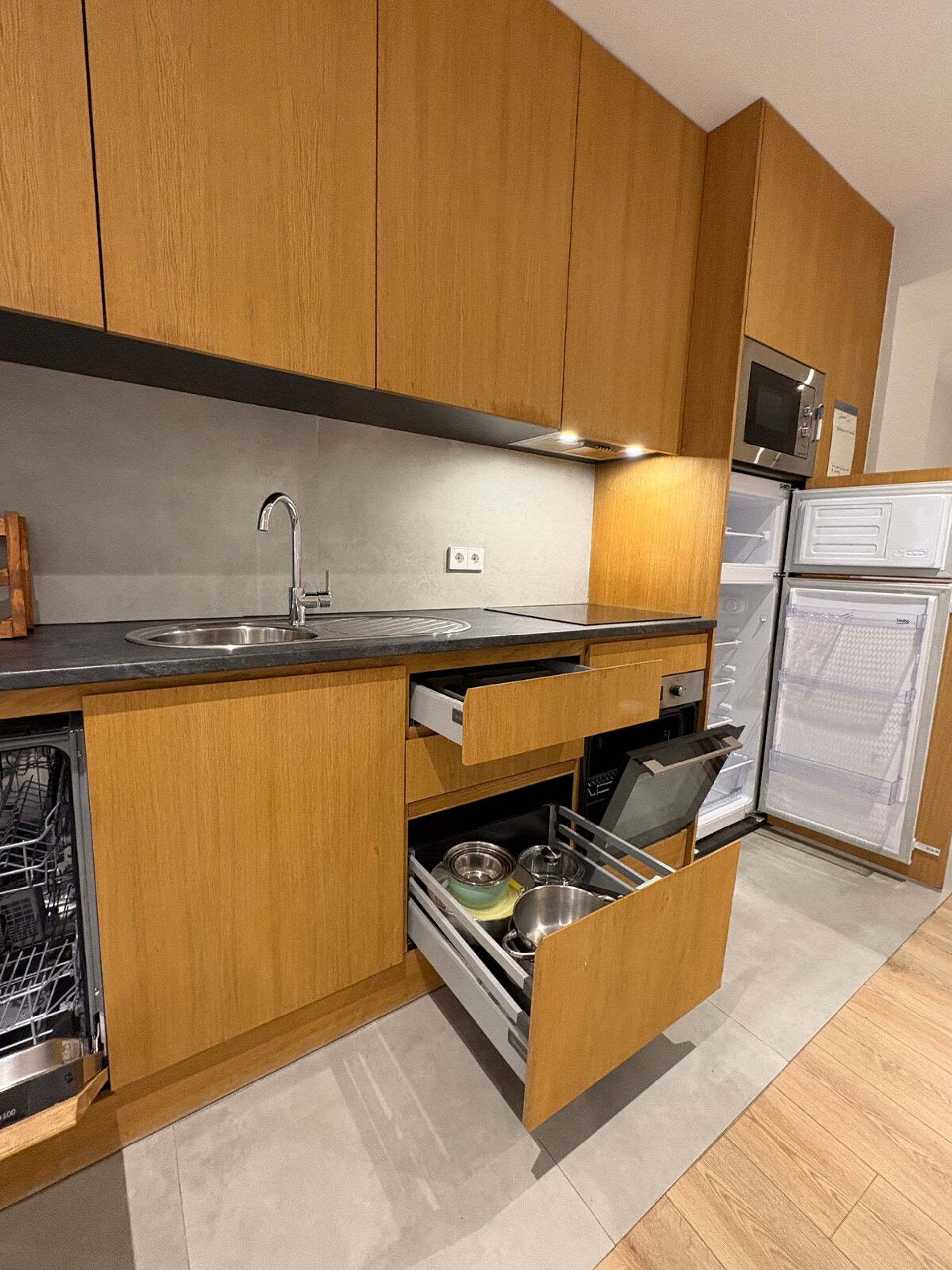 Full kitchen image 3