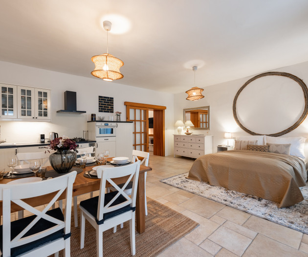 Studio with bed and dining