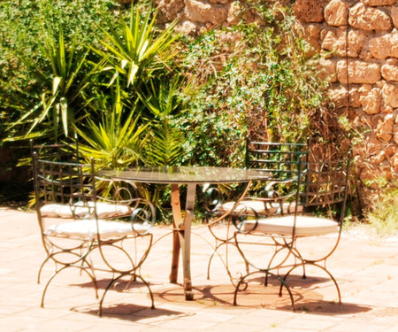 Casita de campo con jardines y piscinas.